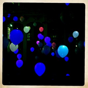 130907 verkleurende ballonnen in het Nutshuis