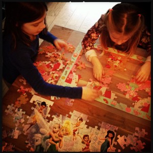 160306 puzzelen met Sanne en Fenna