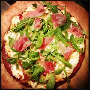 161128 pizza met bietenbodem